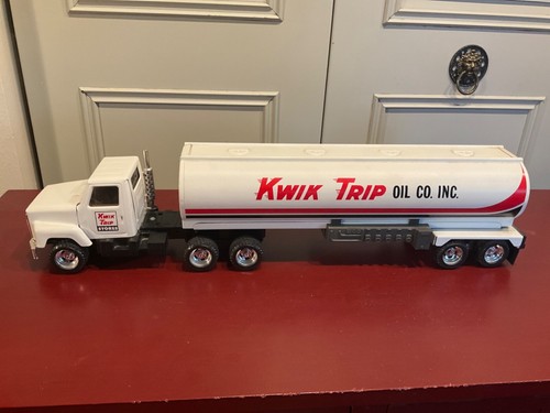 Ertl International Kwik Trip Tractor Trailer Semi Oil Tanker In Great Cond.