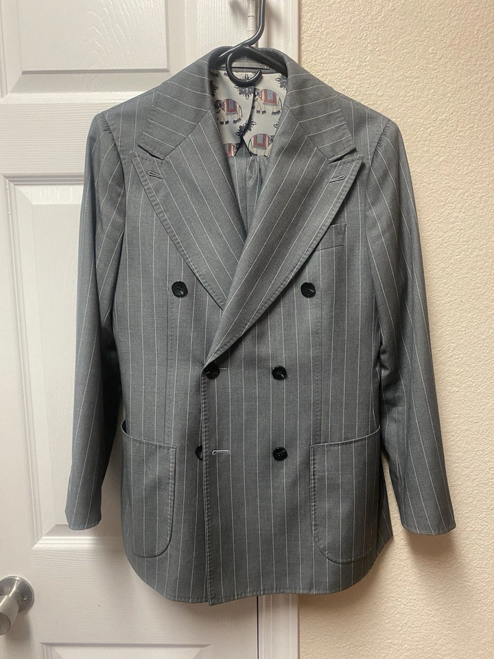 Traje de Doble Pecho Personalizado Gris A Rayas, Talla 36 y Solo Usado Una Vez. Foto 3 de 4