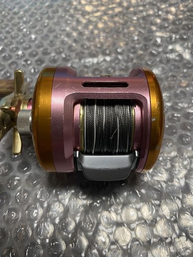Megabass Reel M-Ito 103 - High-Performance Fishing Reel Lightweight Design - Picture 4 of 10