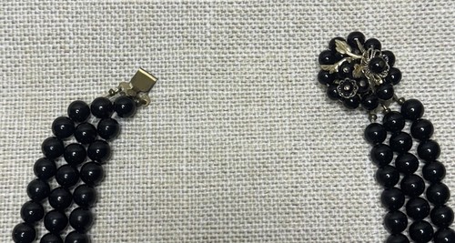 Vintage signierte Japan 3 Strang Perlen schwarze Halskette mit verzierten Blumen Floral - Bild 9 von 9