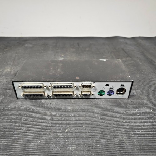 Commutateur KVM 4 ports ServSwitch Jr SW622A-R2 boîte noire d'occasion - rayé, non testé - Photo 7/12