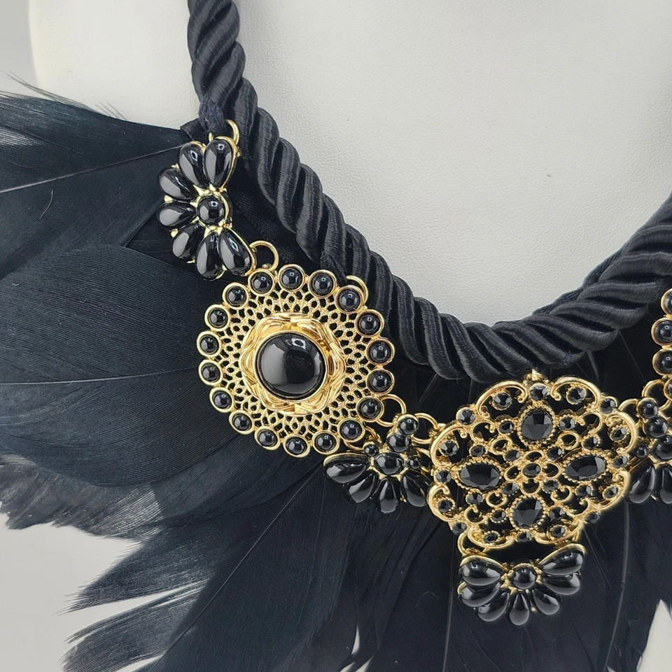 Collar gargantilla colgante de diamantes de imitación de pluma negra dorada Foto 4 de 4