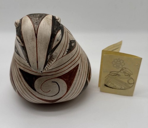 Polychrome Badger-Shaped Vessel – Geometric Motifs, Cream Background - 第 1/12 張圖片
