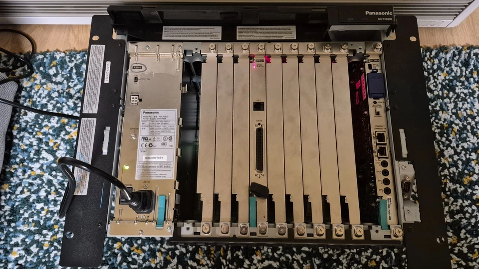 Panasonic KX-TDE200 Telefonanlage + KX-TDE200NE Gehäuse