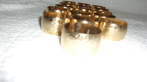 Embossed Brass Napkin Rings Lot Of 15 Christmas Holly/Used/Excellent Condition - Bild 5 von 5