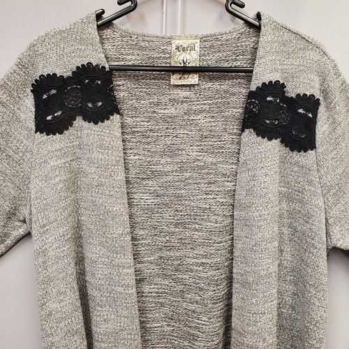 Cárdigan largo abierto Vocal Hecho en EE. UU. Plumero Suéter Gris con encaje negro Talla XL - Imagen 4 de 13