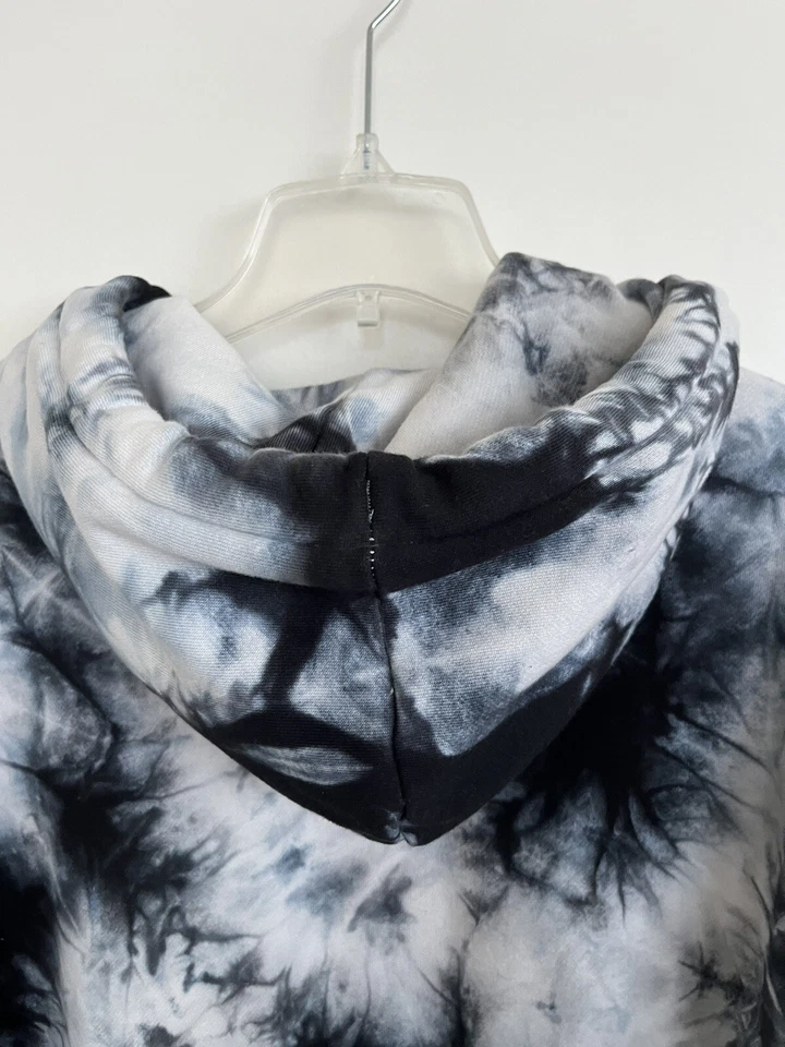 Zine Tie-Dye preto e branco. Moletom com capuz caimento solto. Masculino dos EUA tamanho M. Suavemente usado. - Imagem 3 de 4