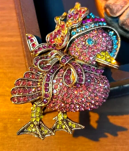 Heidi Daus Brooch Gold Tone Spring Chick With Bonnet Crystal Bird Signed - Picture 2 of 6