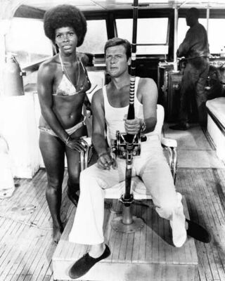 Live and Let Die Roger Moore holds fishing rod on boat Gloria Hendry 11x17 poste