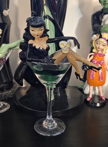 TK Maxx Halloween Hexe im Cocktail Glas schwarz Goth Horror Rockabilly Pin Up