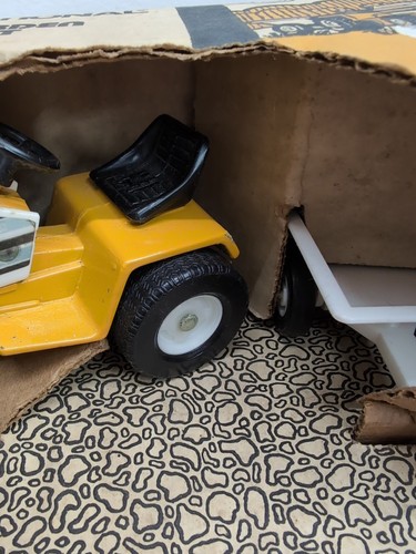 1/16 Ertl International Lawn & Garden Cub Cadet Tractor & Cart Set - Bild 7 von 7