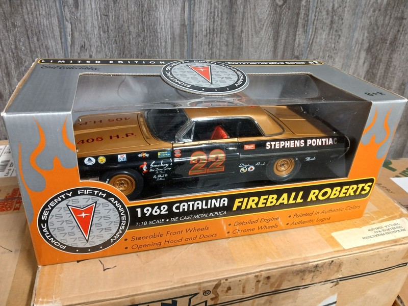 1:18 ERTL 1962 PONTIAC 421 SUPER DUTY CATALINA FIREBALL ROBERTS #22 STEPHENS 