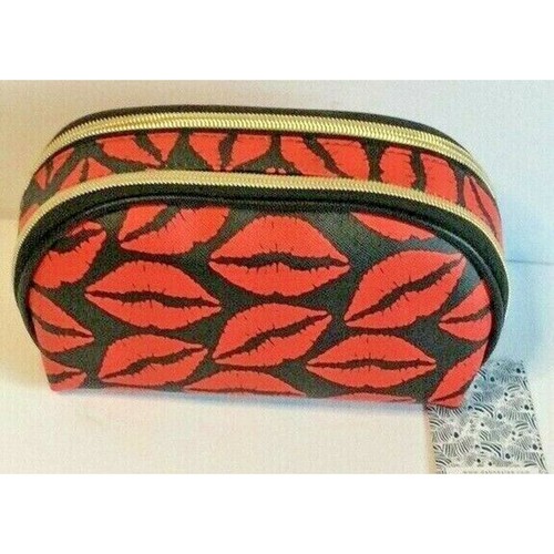 Estuche de cosméticos Dabney Lee talla 4 3/4 x 7/3/4 negro con labios rojos. Nuevo con etiquetas - Imagen 3 de 4