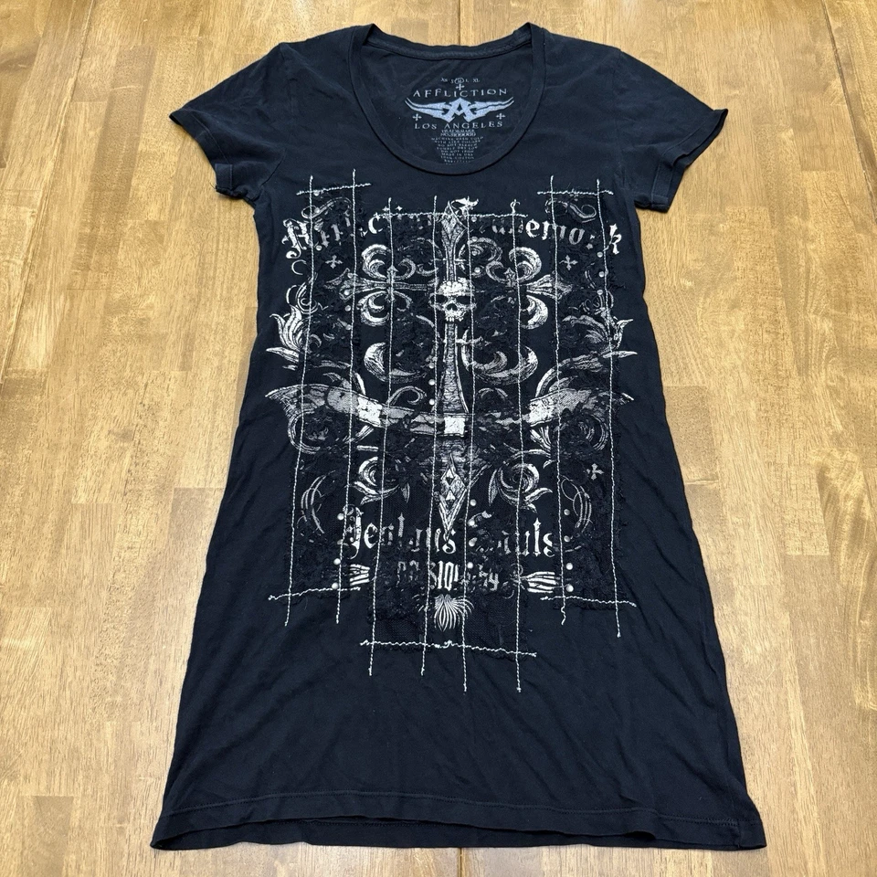 Camiseta Affliction Mediana Negra Encaje Tachuelas Texturizada Calavera Gótica Grunge Rock Y2K Foto 4 de 4