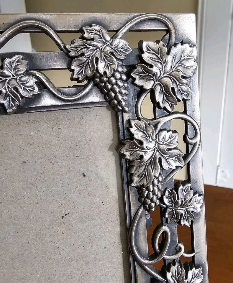 Marco de fotos vintage ornamentado peltre Art Nouveau vid de uva 8" x 10" Foto 3 de 4