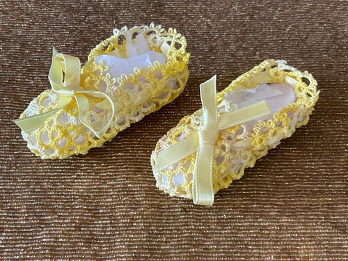 VINTAGE 1974 YELLOW TATTED BABY BOOTIES SHOES SLIPPERS NEW NEVER WORN - Picture 3 of 7