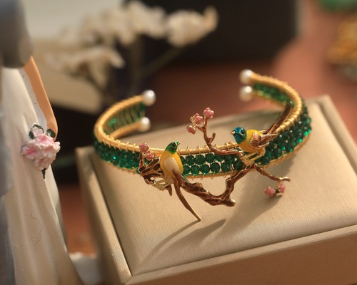 Bracelet Ouvert Jonc Réglable Doré Oiseau Sur Branche Arbre Spinelle Vert XZ16 - Imagen 8 de 8