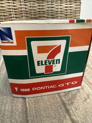 7 Eleven (711) 1966 Pontiac GTO Die-cast Racing Car 2020 Collector Edition 1:25 - Picture 4 of 13
