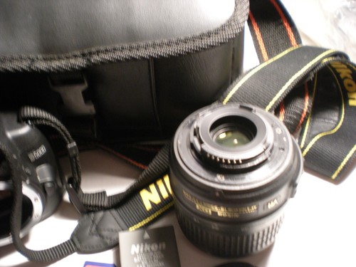 Nikon D5000 12.3MP Digital SLR w/ 18-55mm Lens "No Reserve" - Picture 9 of 22