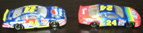 LOTE DE 2 AUTOS DE ACCIÓN NASCAR-JEFF GORDON #24-1999 DUPONT-2002 PEPSI-1:64 ESCALA - Imagen 2 de 5