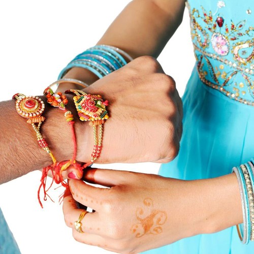 Combo Kundan Enchapado en Oro Rakhi para Hermano/Bhaiya bhabhi (Paquete de 5) | Pulsera - Imagen 7 de 7