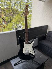 Career E-Gitarre schwarz im klassischen Strat...