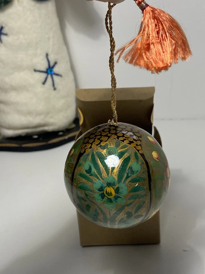 Adorno de Navidad floral vintage de la India pintado a mano. Foto 4 de 4