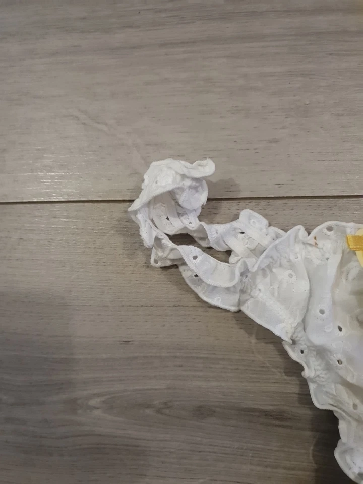 BNWT Vintage La Senza White Woven Broderie Thong Size Small - Image 2 of 4