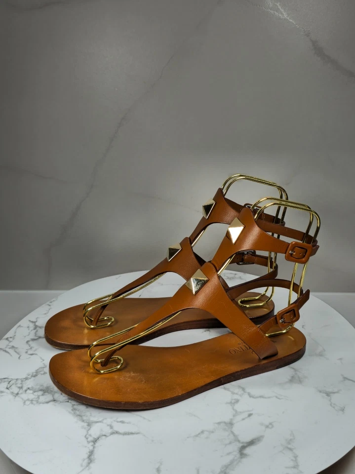 Sandalias Gladiador Valentino Garavani Cuero Marrón Tachuelas Doradas Talla 38 Italia Foto 3 de 4