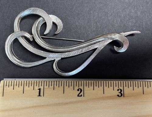 Broche prendedor vintage de cinta de remolino Cathé Scroll firmado años 60 pieza clásica elegante - Imagen 4 de 4