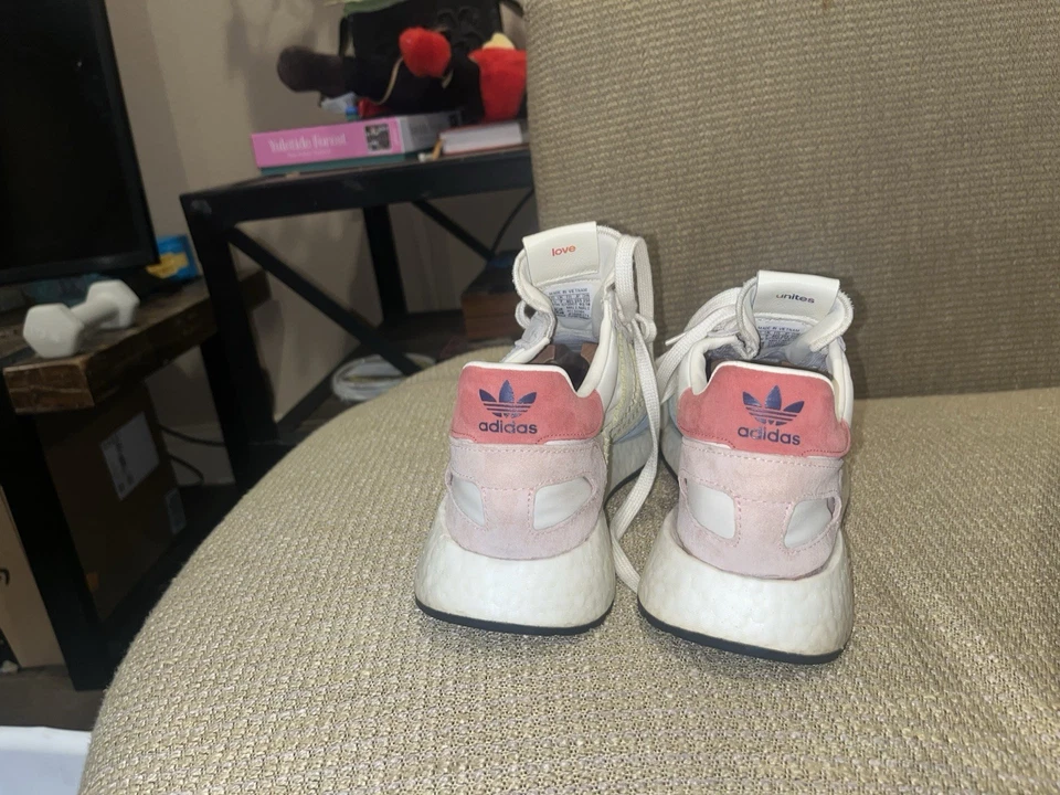 Adidas I-5923 Pride Crema, Blanco y Núcleo - Reino Unido 7 (Estados Unidos 7,5) Rasguños menores sin usar Foto 3 de 4