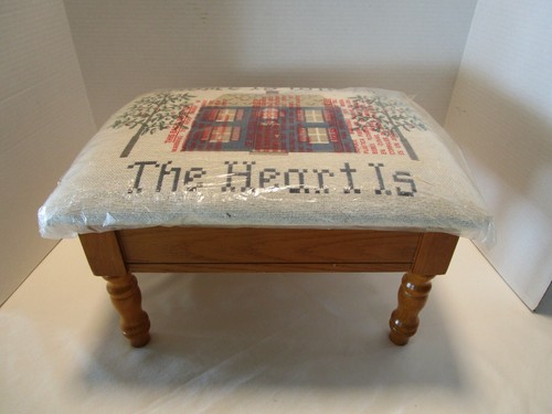 Sgabello poggiapiedi ottomano portaoggetti in legno arazzo piano "Casa è dove si trova il cuore" anni 80 - Foto 1 di 10
