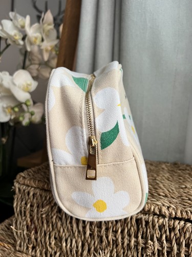 Marc Jacobs Make Up Bag Daisy Fabric Zipped toiletries Wash Bag - Picture 4 of 8
