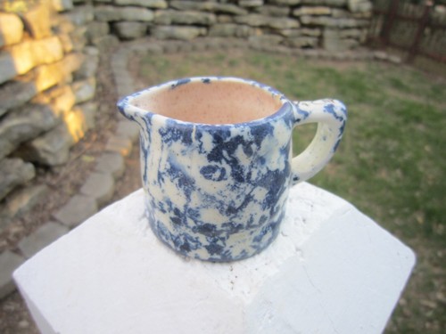 SET OF FOUR UNUSUAL BLUE SPONGEWARE MEASURING PITCHERS - 1/4, 1/2. 3/4 & 1 cup - Picture 5 of 18