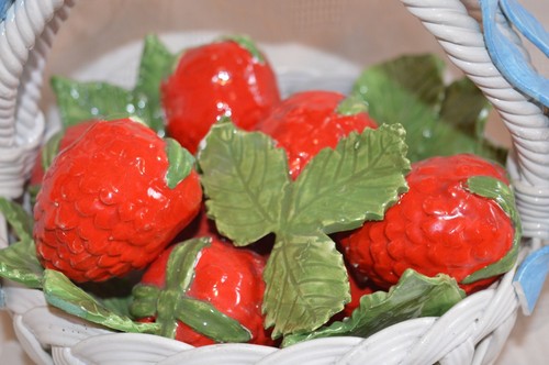 VTG Italian capodimonte white basket of strawberries blue ribbon Italian pottery - Picture 2 of 7