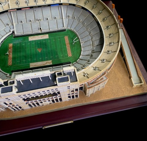 Neyland Stadium Tennessee replica LE 122/10.000 su base legno vintage - Foto 12 di 24