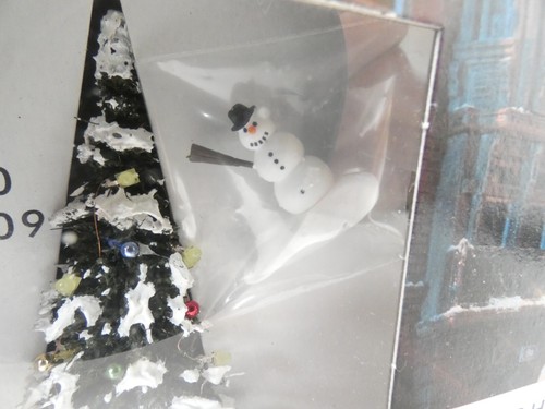 Árbol de Navidad con 7 LED con muñeco de nieve H0 de Busch - Imagen 2 de 3