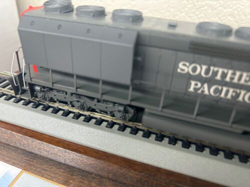 SOUTHEN PACIFIC - SP " ELEPHANT EARS " - SD45 LOCO DC/DCC Ready HO Scale NEW OOP - Picture 14 of 17
