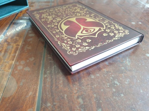 Tomorrowland The Book of Wisdom HARDCOVER + Insert X8 + Slipcase ~ FAST TRACKED  - Foto 15 di 18