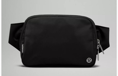Bolso Cinturón Lululemon Everywhere 2 Lt Letras NEGRO/BLANCO - NUEVO CON ETIQUETAS - Imagen 2 de 7