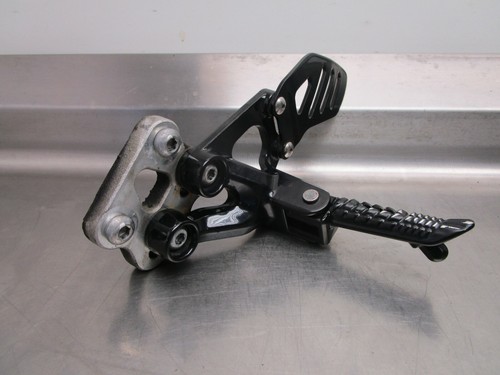 2006 Suzuki GSXR600 Left Side Rear Set Foot Peg Rest 43521-01H00 - Imagen 2 de 5