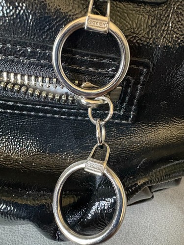 Cartera Coach Poppy Negra Firma Hombro Brillante Y2K Color Plata Herrajes - Imagen 8 de 10