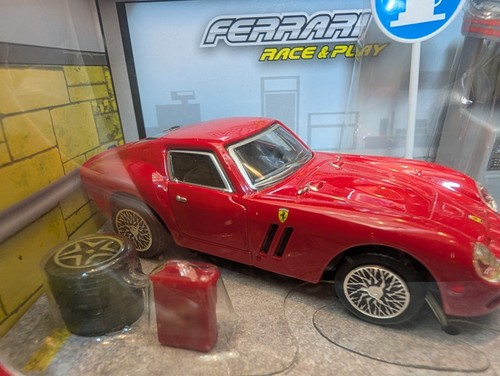Bburago 1/43 Ferrari 250 GTO Race & Play Garage Set modellino auto... - Foto 8 di 10