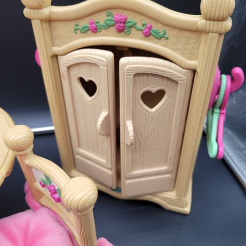 Set mobili vintage Fisher Price collezione Briarberry tavolo sedia armadio letto - Foto 14 di 18