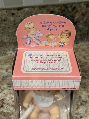Vintage Hasbro 1987 Love-A-Bye blonde Haare Baby Puppe mit Kätzchen Lätzchen Windel - Bild 4 von 7