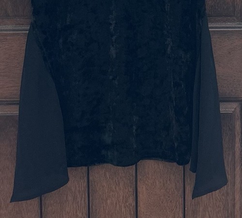THML Women's Top V-Neck Short Sleeve Large Black Gold Sequins Velvet Feel NWT - Picture 5 of 7