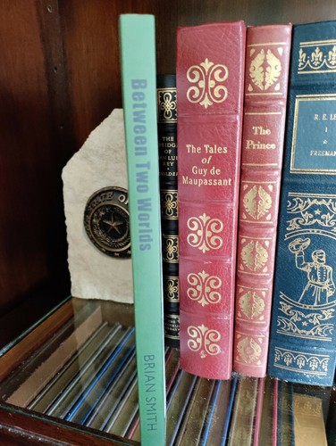 Between Two Worlds_Brian Smith_TPB_Signed by Author_2014_Like New - Picture 2 of 8