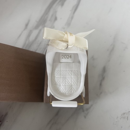 Hallmark Keepsake Primer Adorno de Navidad de Bebé Crema Porcelana 2024 BxP - Imagen 4 de 4