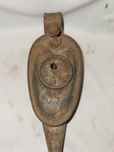 VINTAGE OLD MANUAL HAND PUMP TIN OIL BOTTLE FOR AUTOMOBILE GARAGE USE COLLECTIBL - Picture 5 of 10