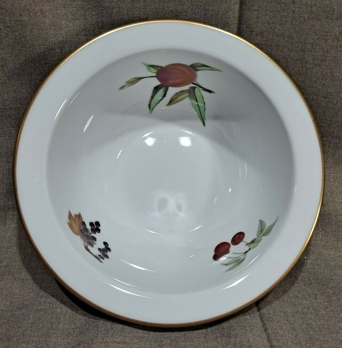 Royal Worcester Evesham 9" Rimmed Mixing Bowl - Picture 4 of 6